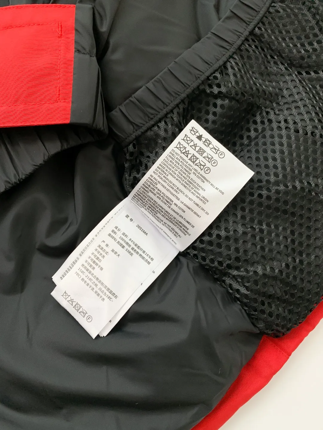 P780 Fake model pictures were taken at home. Colleagues please do not pass them off as stolen pictures! Style number: Y60-🇨🇦CANADA GOOES 24 new styles 08 styles/couple styles Factory direct supply: supplying global purchasing agents, micro-businesses, entities, Tmall, high-end stalls and studio cooperation, free shipping! Canada Goose Expedition Parka 2008 is the same style for men and women. It is mid-length and the most timeless classic. All Arctic and Antarctic scientific expedition teams choose Canada Goose as their cold-proof equipment. It is the Rolls-Royce of down jackets. ➖ Industry-leading anti-counterfeiting chip sensing. ➖ Imported Behringer embroidery machines and customized embroidery labels, the highest level and industry leading. ➖ Imported Korean 21-count polyester-cotton blended original fabric, TC85 waterproof coated fabric, water-repellent, windproof and wear-resistant. ➖ The new national standard 80 white duck down is filled with an average of 520 grams of down. The amount of down filled is industry-leading. ➖ 100% nylon lining with double double-layer sealing design to prevent velvet running, and seamless thread design on the cuffs! ➖ Western Canadian Green Wolf Collar. ➖ Yoshida YKK provides original factory-customized electroplated sliders. YKK two-way lockable zippers are tight and smooth and do not peel off paint. ➖ 3M composite Velcro is durable and the accessories and hardware are all custom-made. Note: Our copywriting is only simple and clear. Instead of bragging about the copywriting, it is better to compare and understand with samples. Only for the purest goose, the most dedicated, the most professional, the highest quality, the highest cost performance! Color: white red blue gray camouflage navy black SIZE:XS-XXL